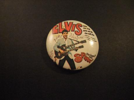 Elvis Presley King of Rock spelend op dubbele gitaar